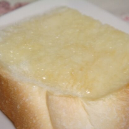 お塩がキラキラ☆
甘じょっぱくてクセになるトーストですね♪
朝食にピッタリ！
ごちそう様でした～(((o≧▽≦)ﾉ